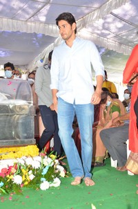 Mahesh Babu Pays Last Respcets to Sirivennela Sitaramasastri